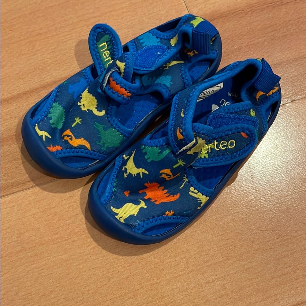 like new water shoes